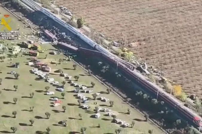 Destroços de trens após colisão em Toledo, Espanha