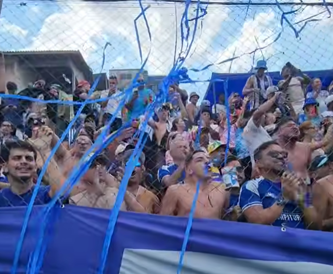 Jogadores do Guapituba comemoram a classificação para a final da Especial de Mauá após vitória nos pênaltis contra o Itapeva no Campo Arena Bordo