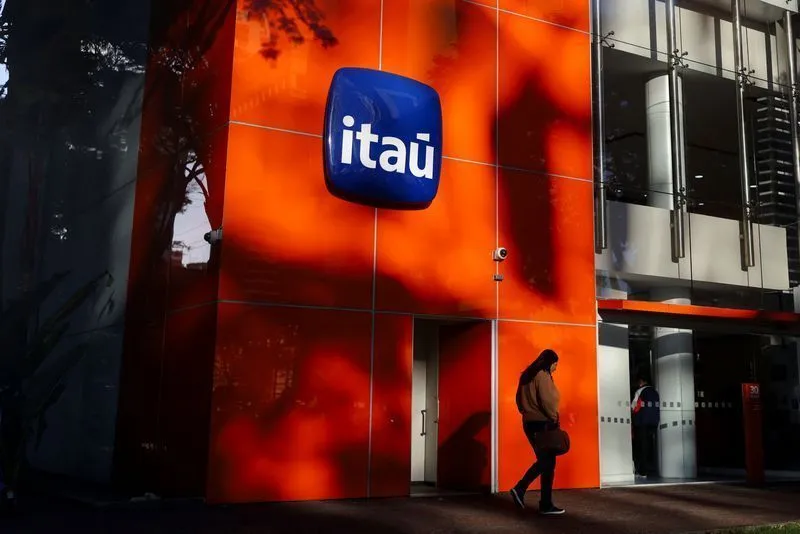 Relatório econômico com gráfico da Selic