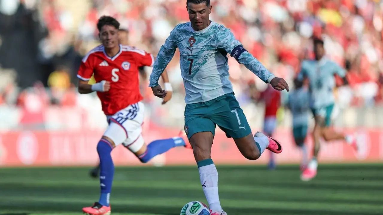 Iván Román discute com Rafael Leão durante amistoso Chile x Portugal