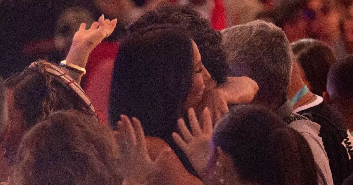 Ivete Sangalo beijando Tiago Maia durante show