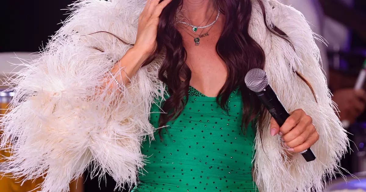 Ivete Sangalo no trio durante Micareta São Paulo com look verde brilhante