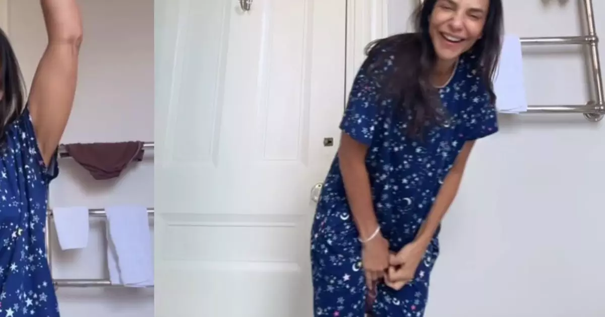 Ivete Sangalo em camisola azul sorrindo