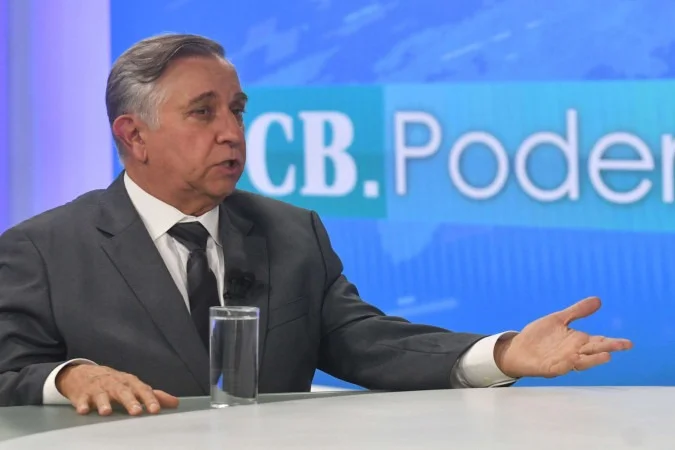 Senador Izalci Lucas durante entrevista