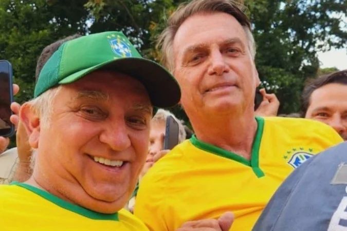 Senador Izalci Lucas falando ao microfone