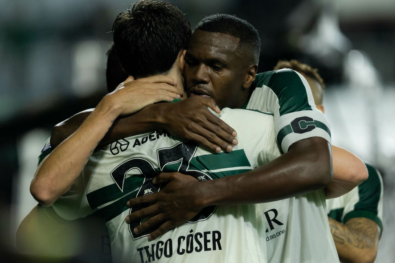 Jacy caído na entrada do túnel do Couto Pereira após comemoração