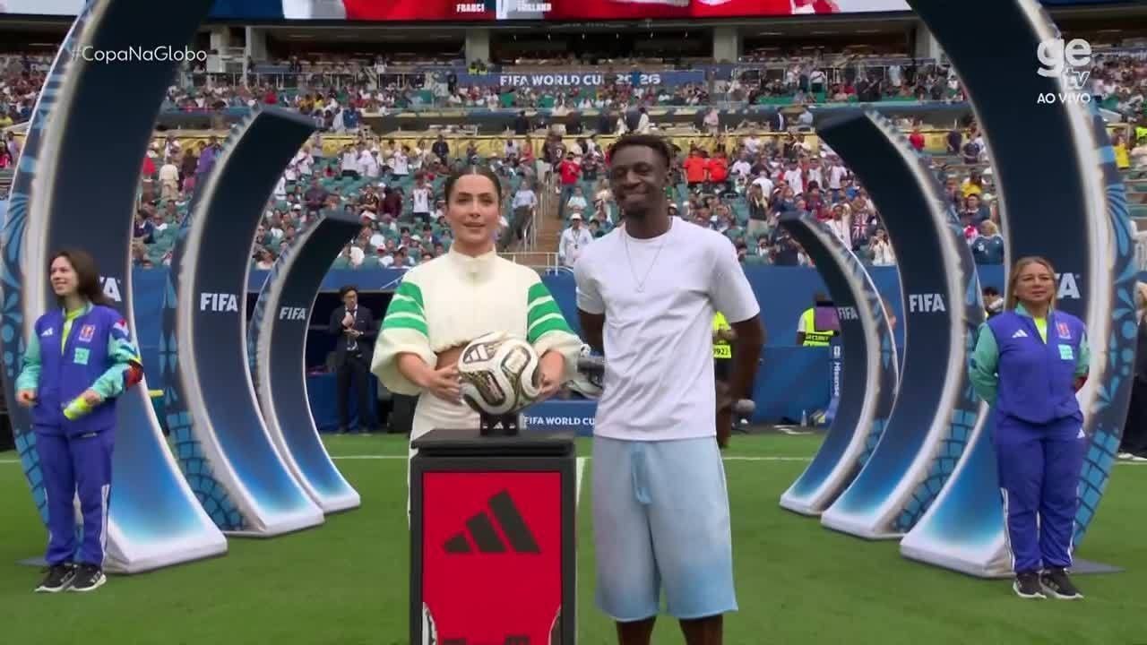 Jade Picon em campo segurando a bola oficial do jogo