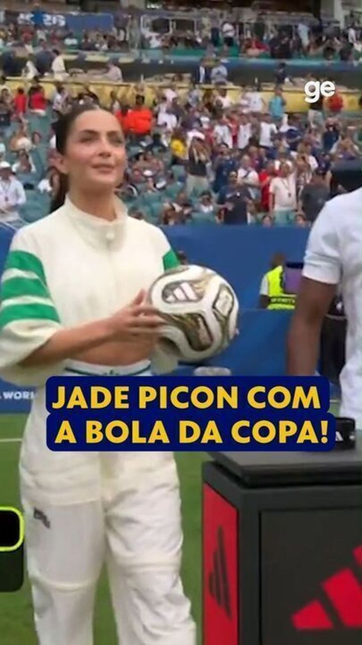 Jade Picon levando a bola no gramado antes da partida
