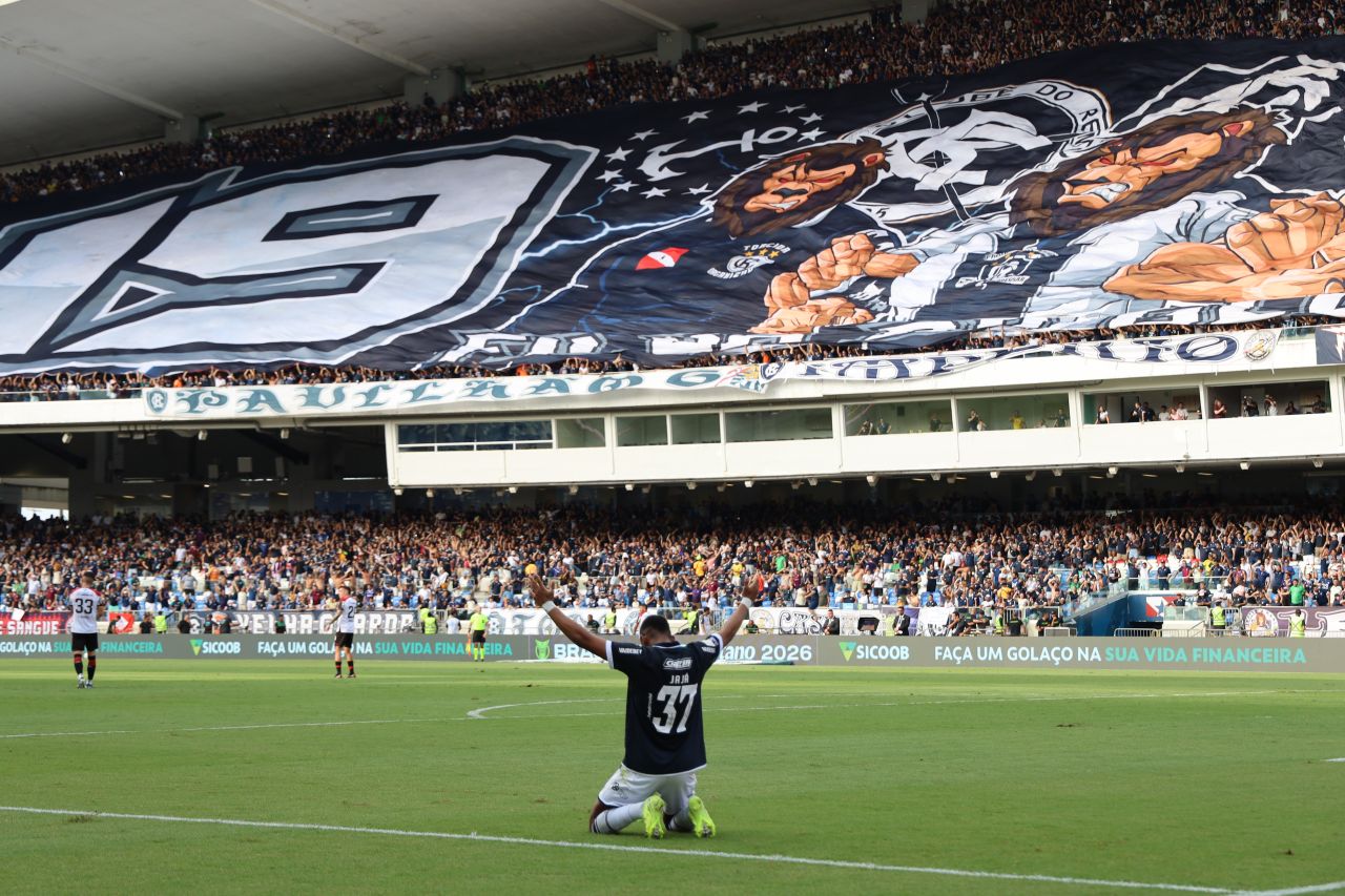 Jajá comemora gol antes da expulsão