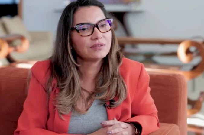 Primeira-dama Janja reagindo a declarações em debate