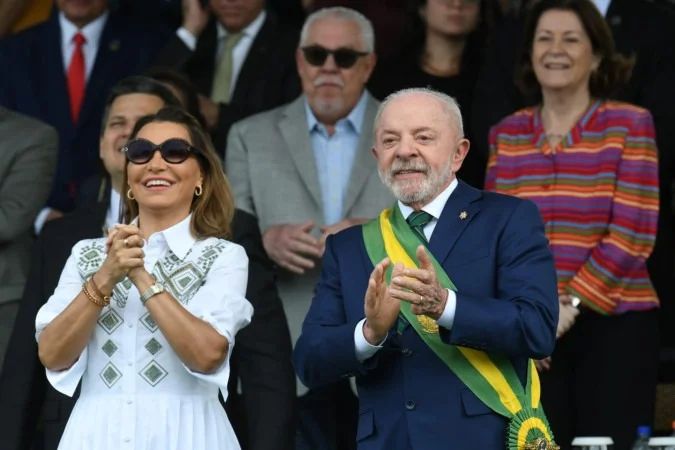 Janja da Silva acompanhando desfile do 7 de Setembro