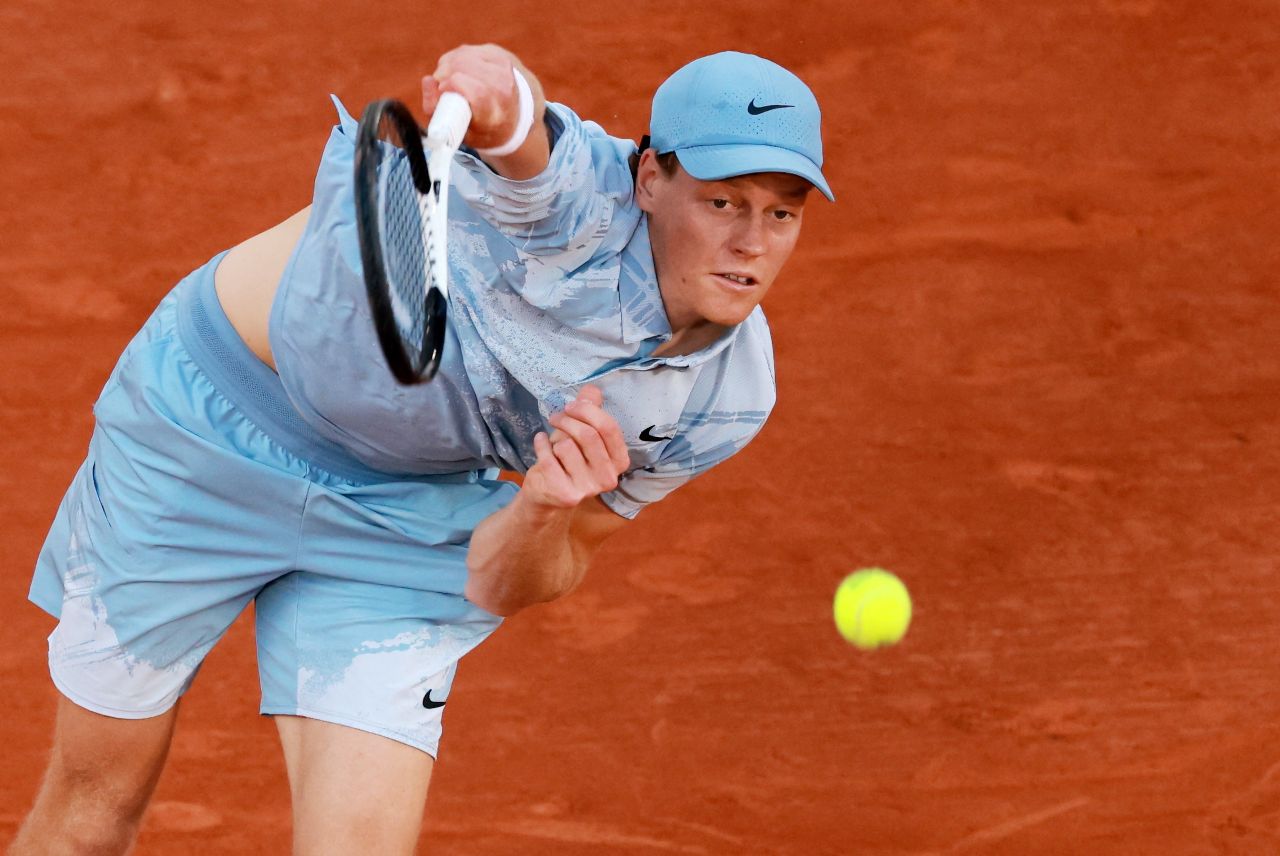 Jannik Sinner em ação em Roland Garros
