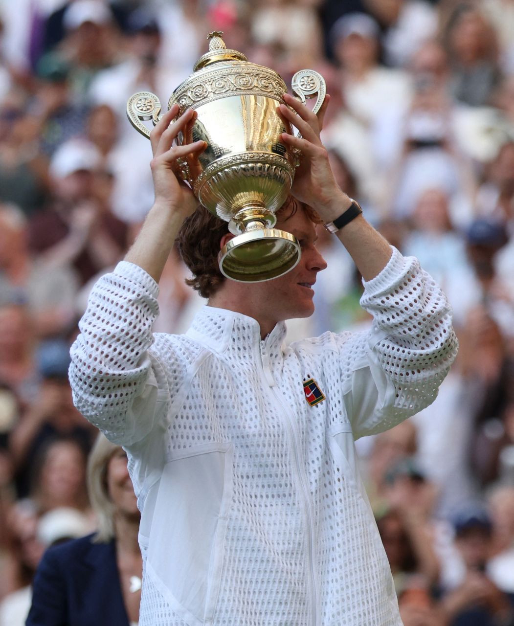 Jannik Sinner levantando o troféu de Wimbledon