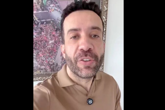 André Janones conversando com jornalistas no Palácio do Planalto