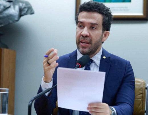 André Janones gravando vídeo
