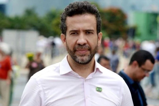 Deputado André Janones