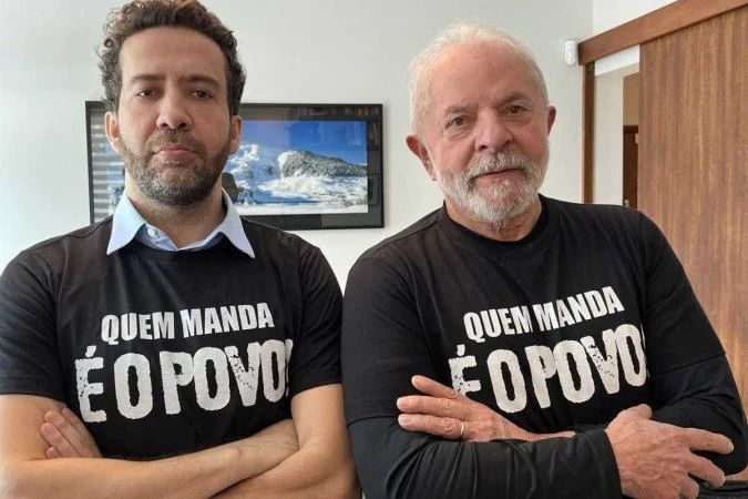 Deputado André Janones deixando hospital Vila Nova Star