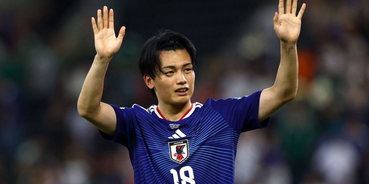 Jogadores do Japão comemoram gol contra a Tunísia