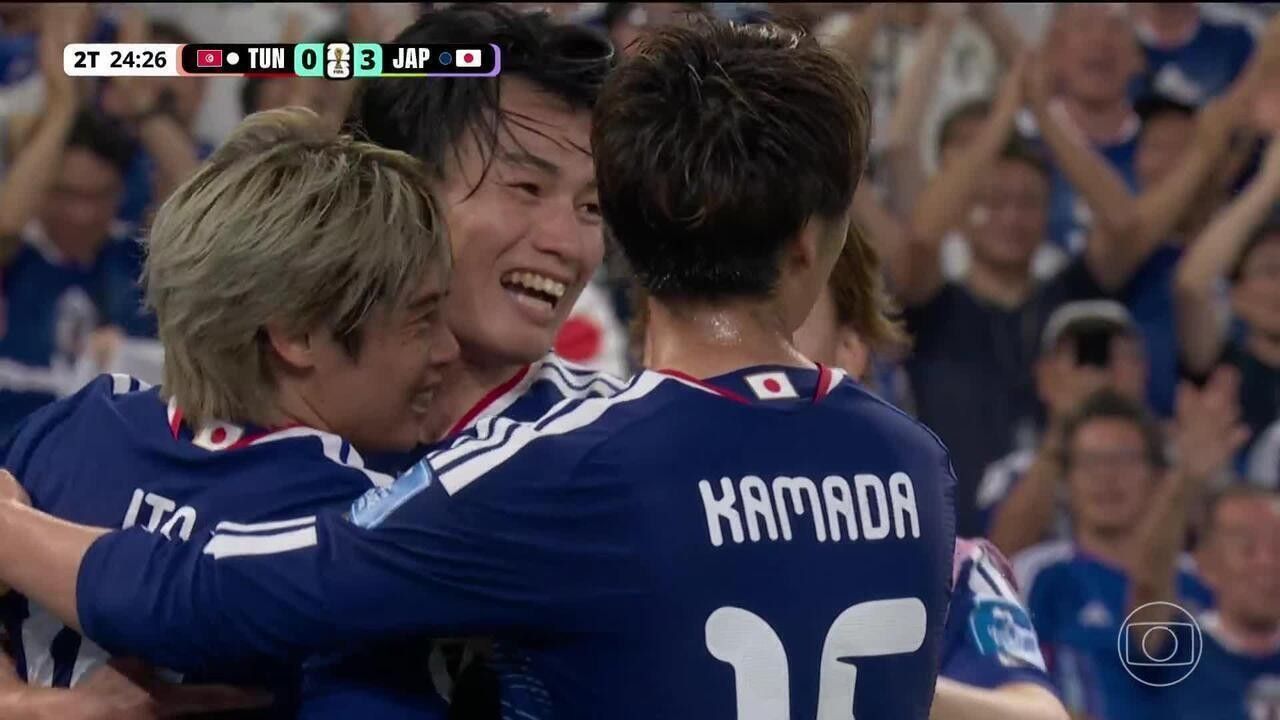 Jogadores do Japão comemoram durante a partida contra a Tunísia
