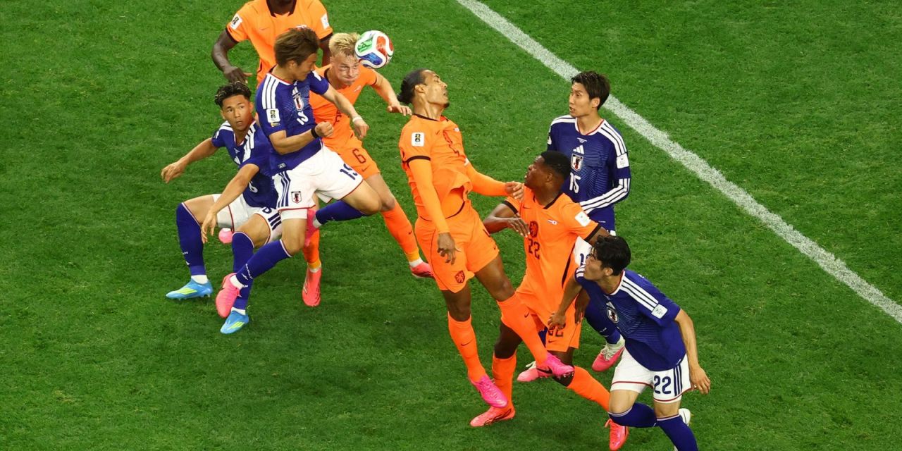 Jogadores do Japão e da Holanda disputam bola em partida na Copa