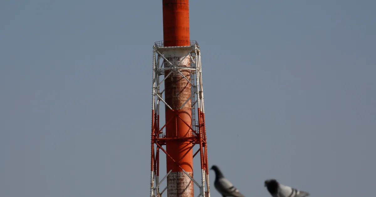 Tanques de armazenamento de petróleo em terminal portuário