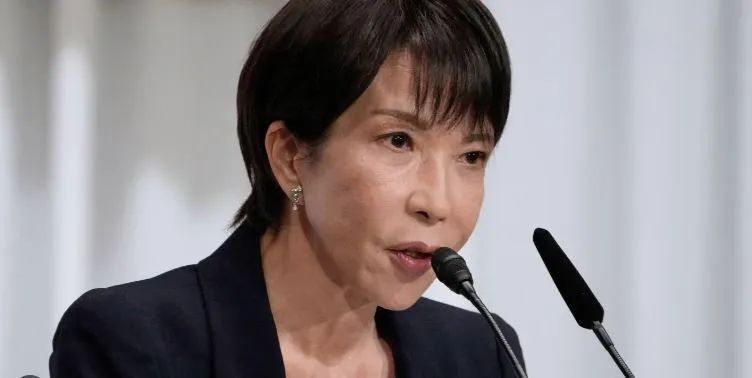 Sanae Takaichi em coletiva de imprensa
