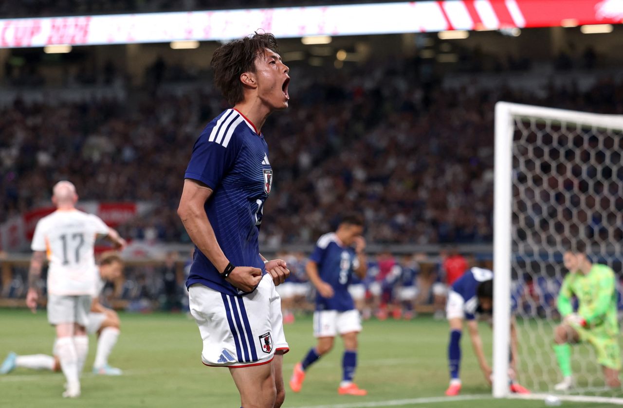 Koki Ogawa comemora gol contra a Islândia