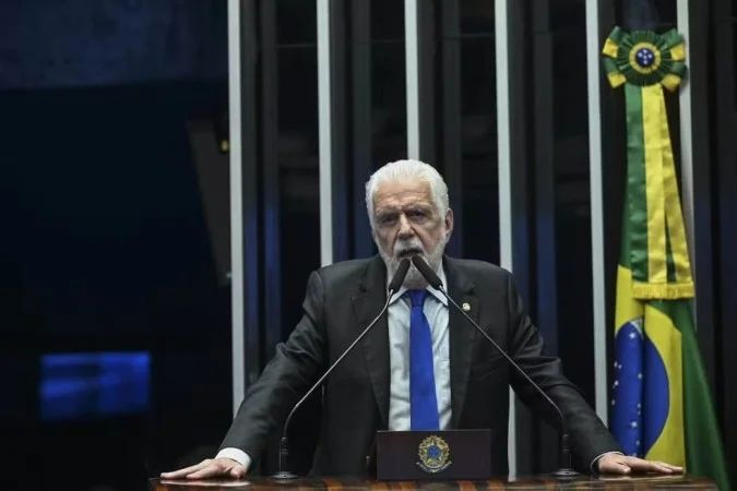 Jaques Wagner no plenário do Senado