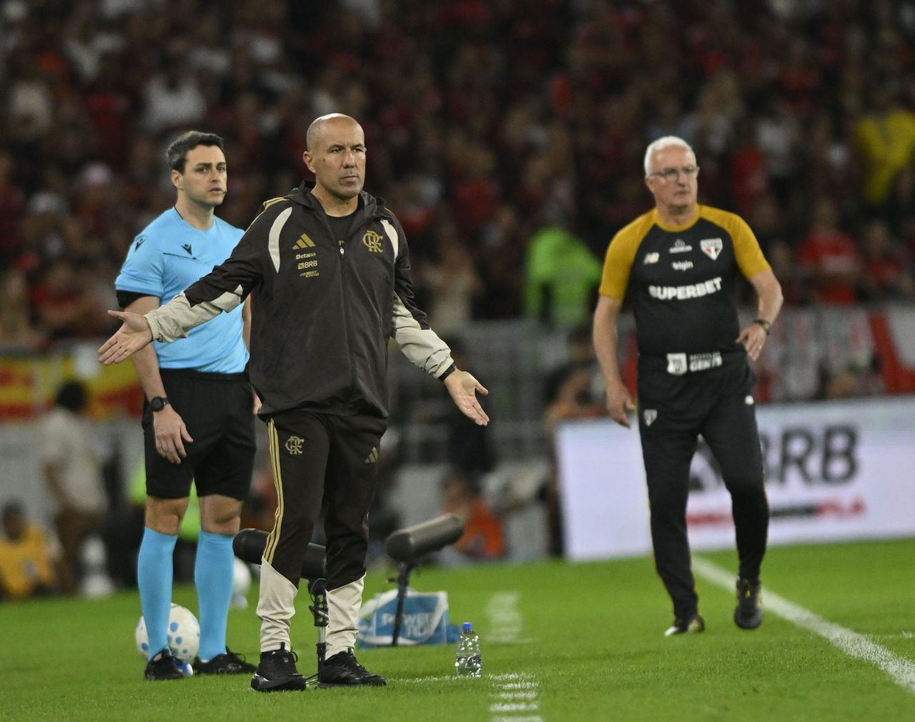 Leonardo Jardim falando em entrevista coletiva no Maracanã