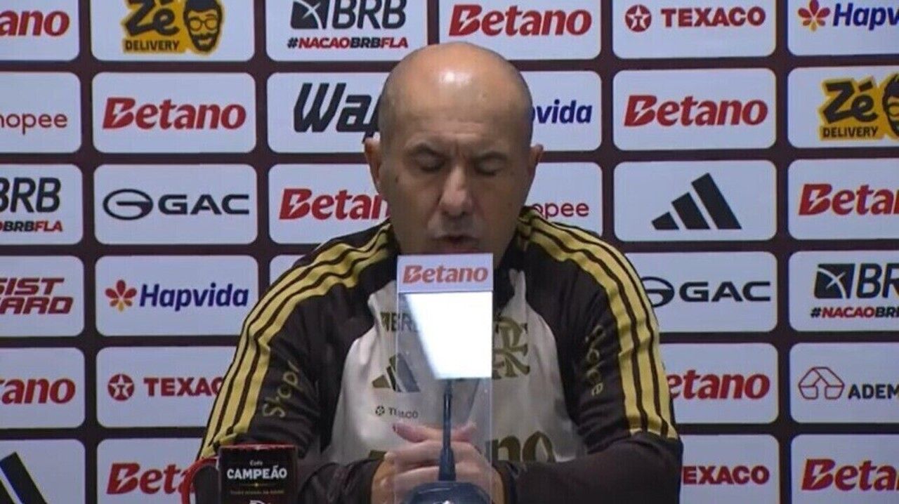 Leonardo Jardim gesticula durante entrevista após empate