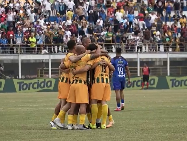 Jogadores do Jardim Elba celebrando o título da Supercopa Pioneer 2025 no estádio da Água Santa, com torcida em festa após gol de Thiaguinho garantir vitória contra União Bandeirantes.
