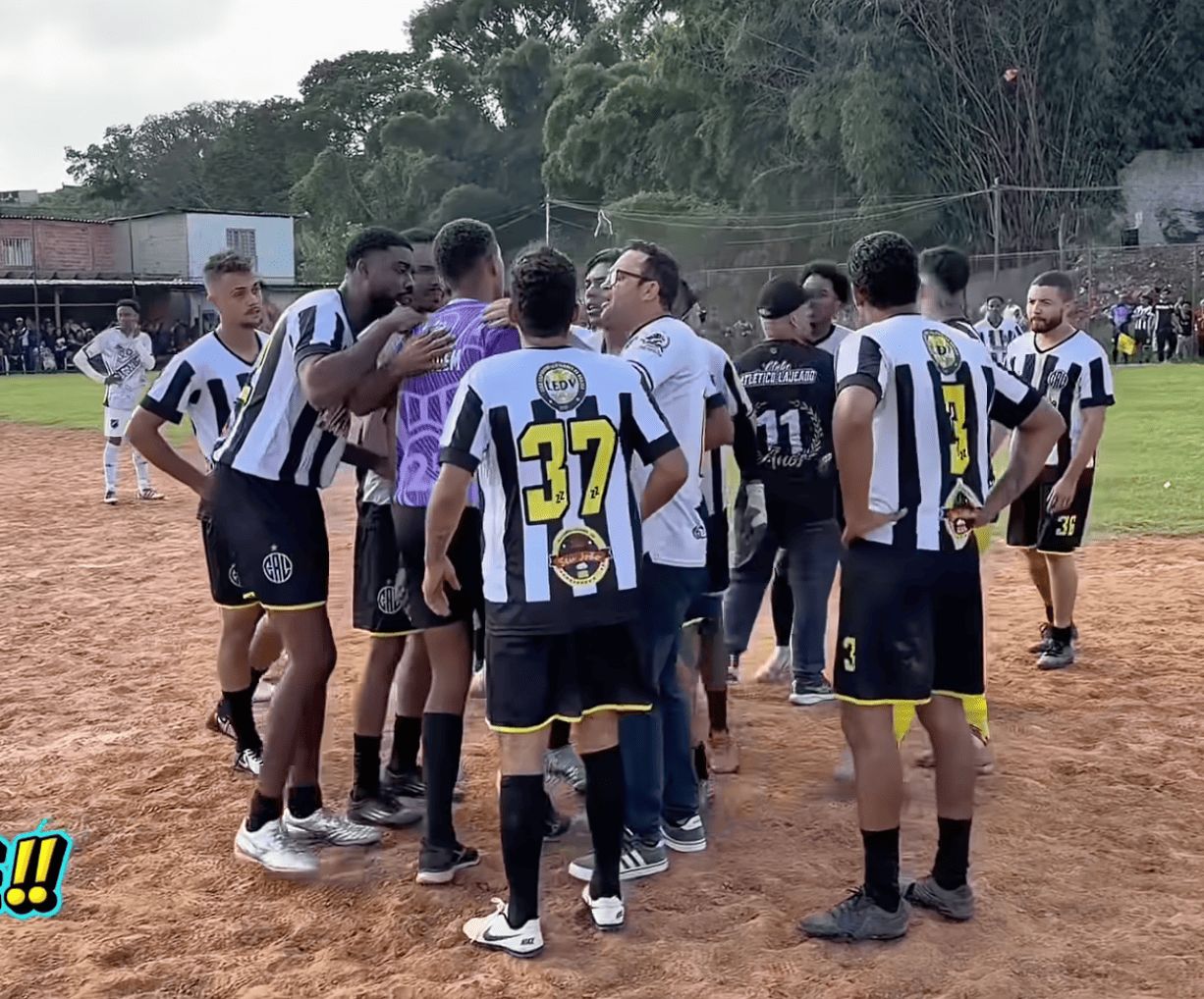 Jogadores do Jardim Lourdes comemorando o título da Copa Ledv no Campo do River Playte