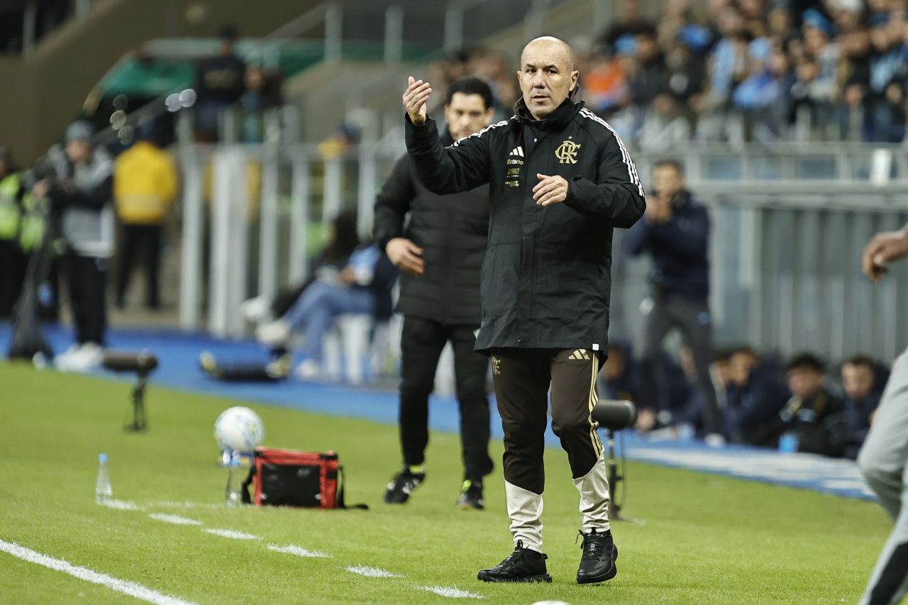 Leonardo Jardim durante coletiva após jogo