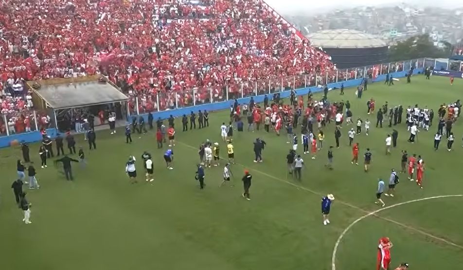 Jogadores do Jardim Verônia emocionados celebrando o título da Super Copa Pioneer