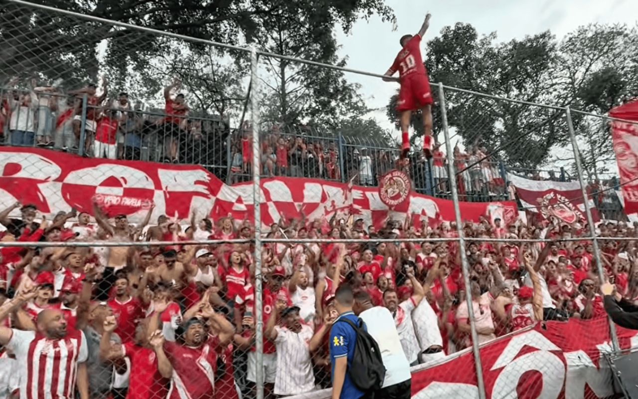 Jogadores do Jardim Verônia comemorando a classificação para a final da Supercopa Pioner