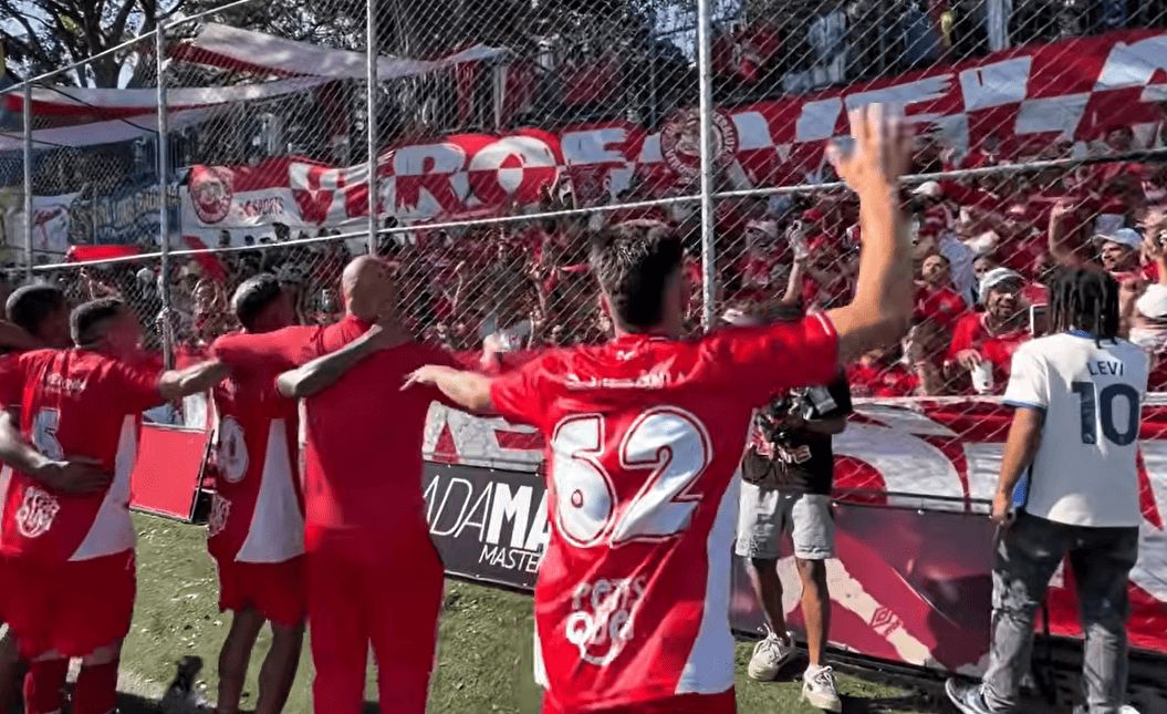 Jogadores do Jardim Verônia comemorando a vitória sobre o Pau no Gato na Supercopa Pioner