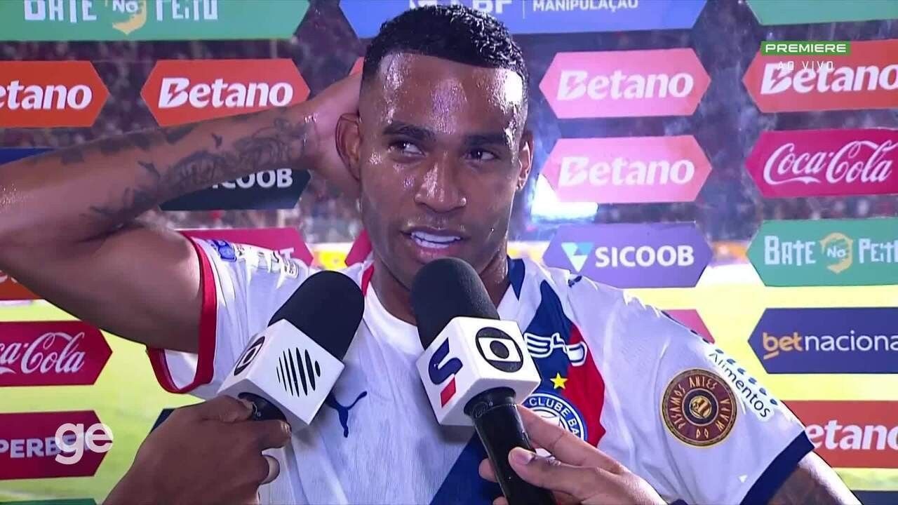 Jean Lucas mostrando a camisa após gol