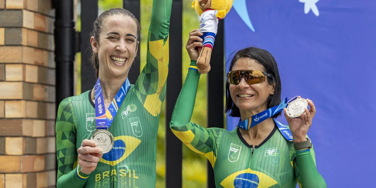 Jerusa Geber e sua pilota após prova de contrarrelógio