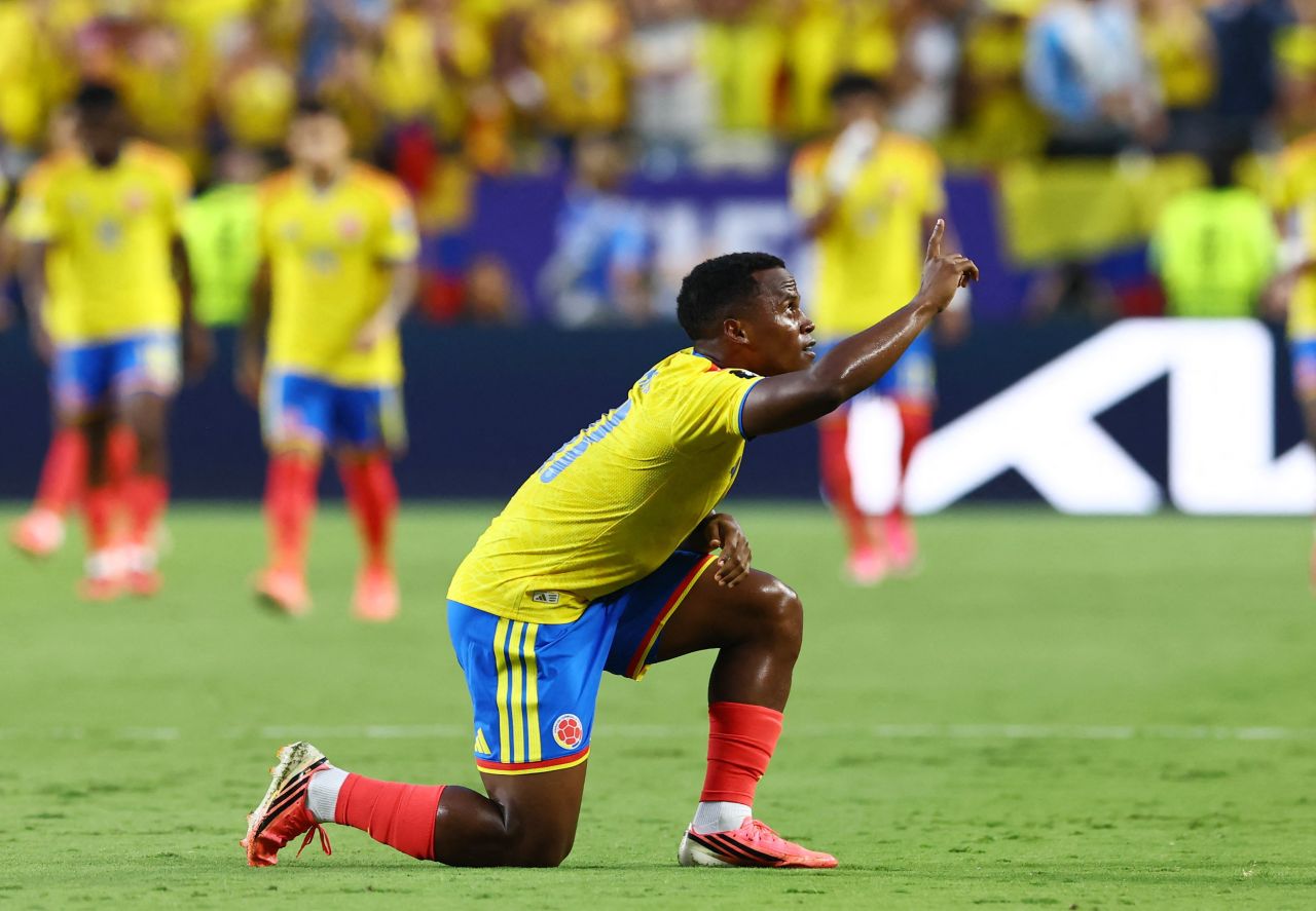 Jhon Arias comemorando gol