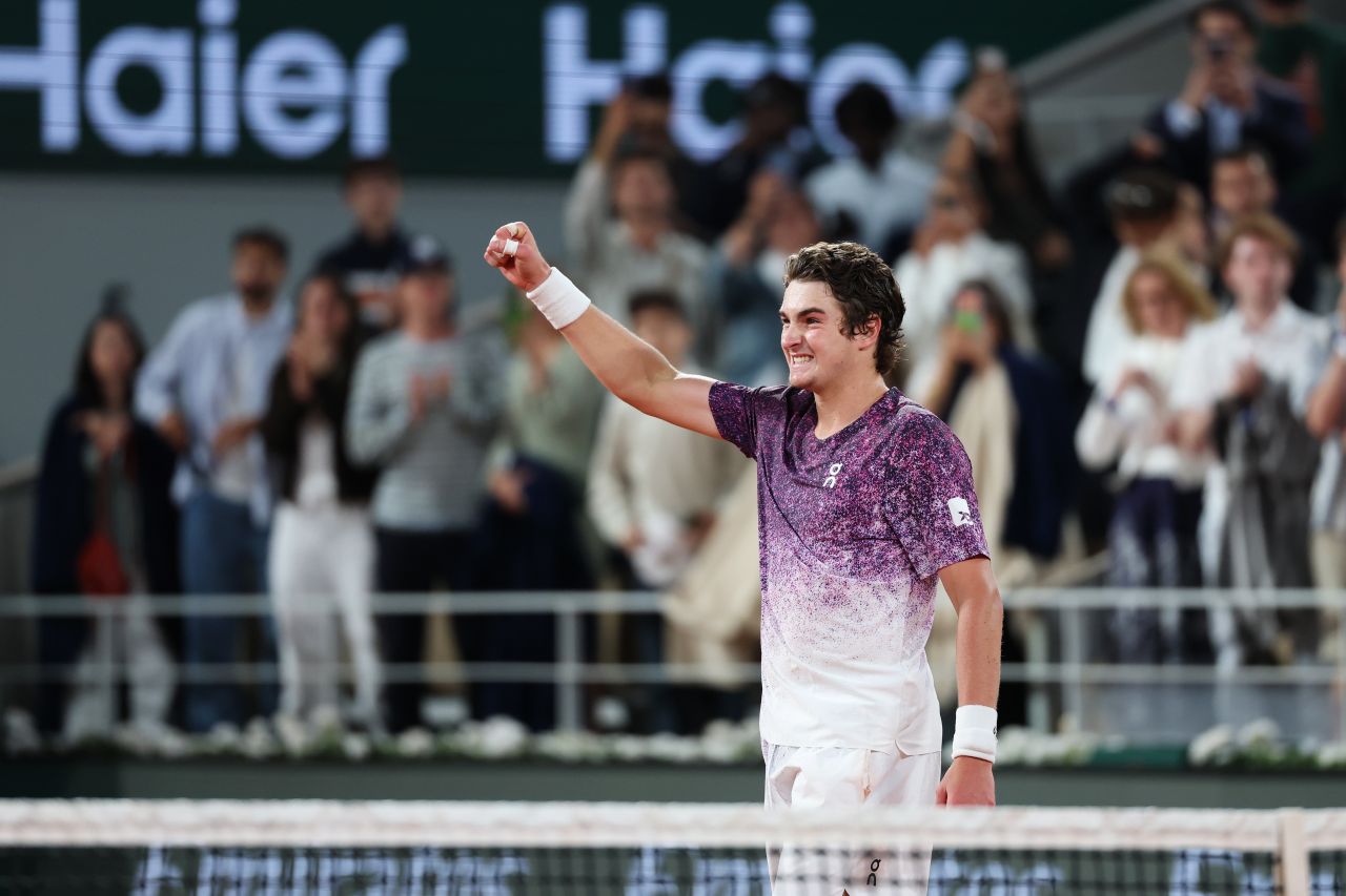 João Fonseca em ação em Roland Garros