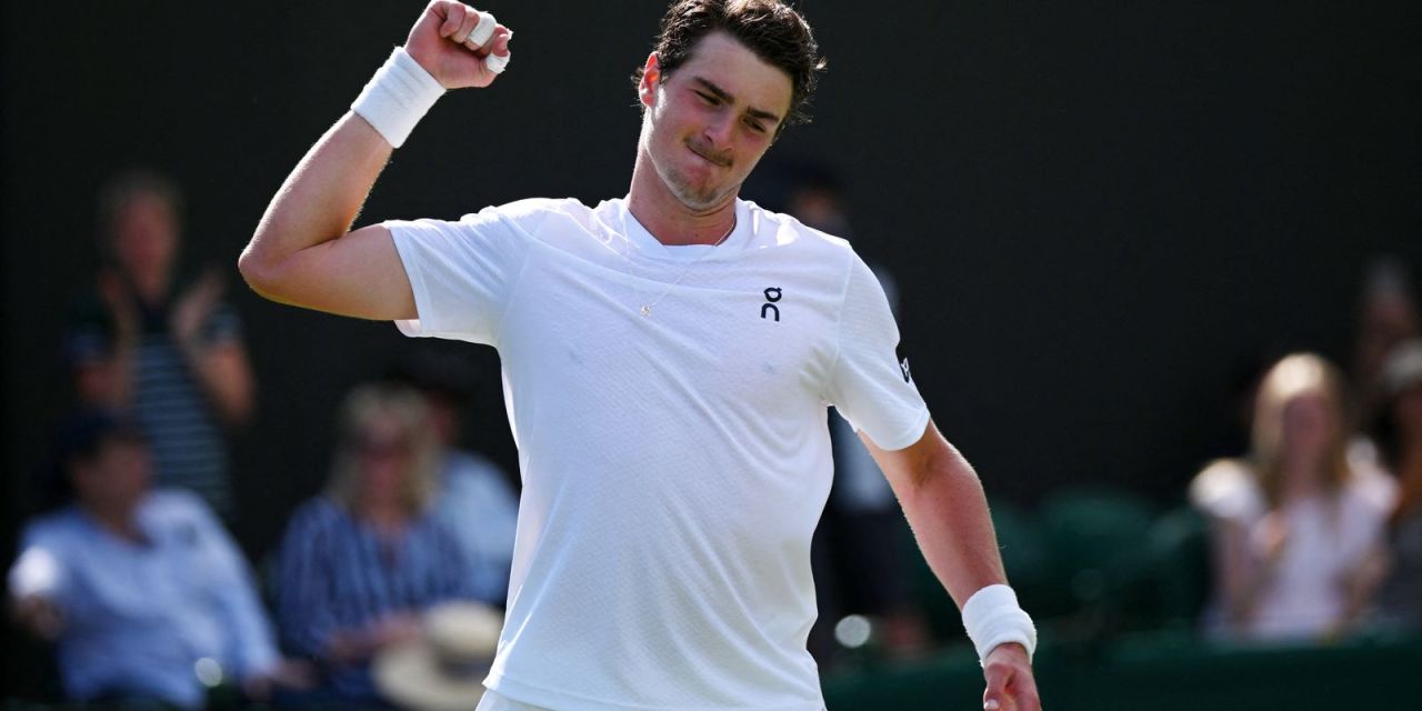João Fonseca em quadra em Wimbledon