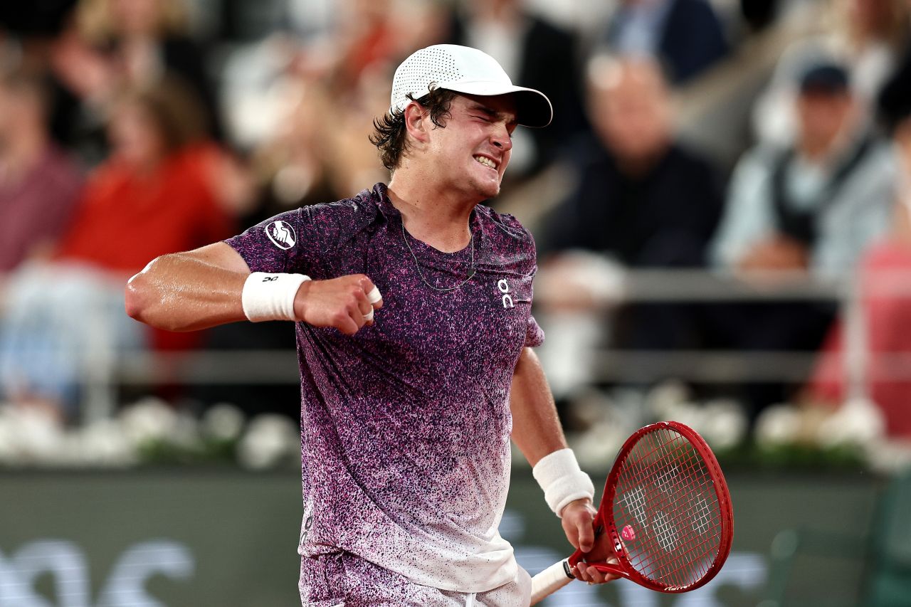 João Fonseca comemorando ponto contra Casper Ruud em Roland Garros
