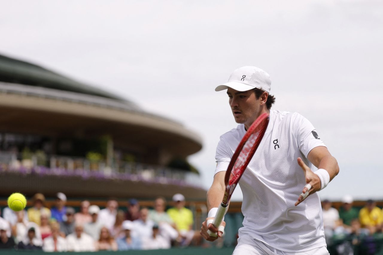 João Fonseca durante partida contra Bautista Agut em Wimbledon