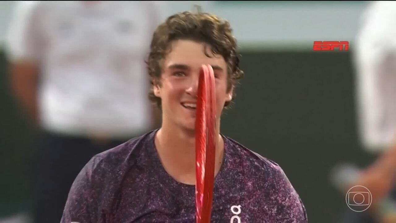 João Fonseca celebra após vitória sobre Novak Djokovic