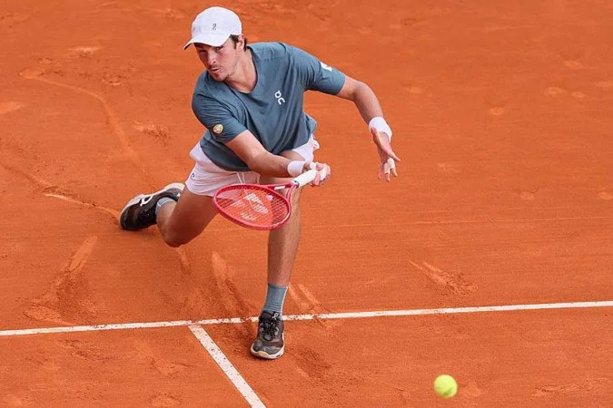 João Fonseca em ação durante partida em Monte Carlo