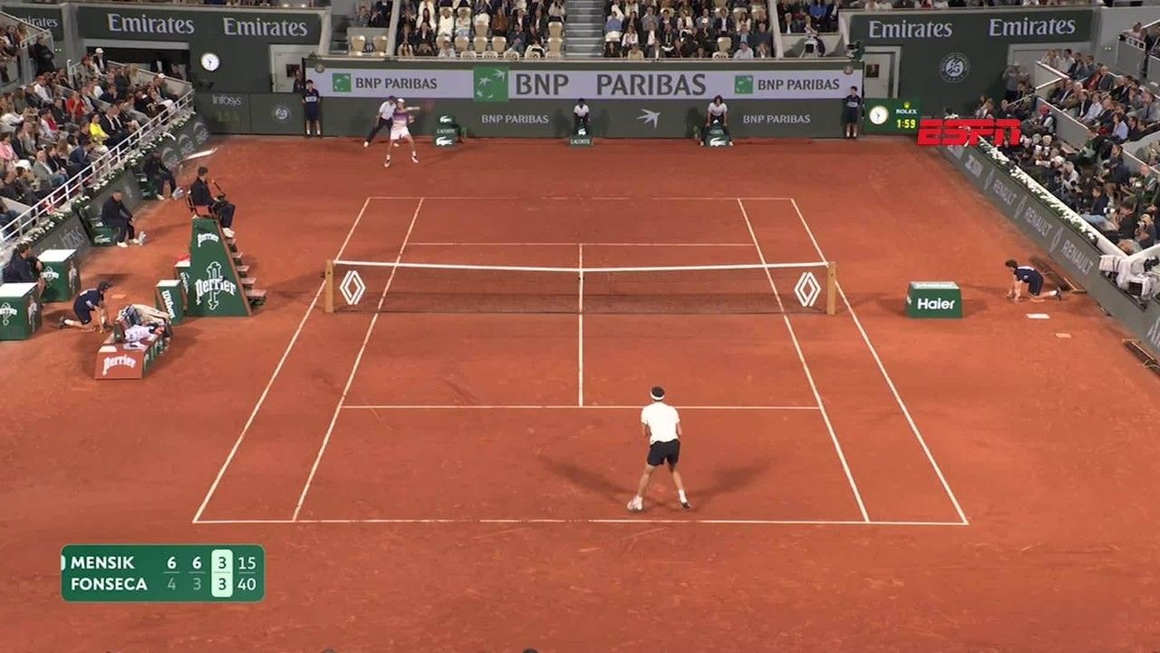 Jakub Mensik e João Fonseca disputando ponto no saibro de Roland Garros