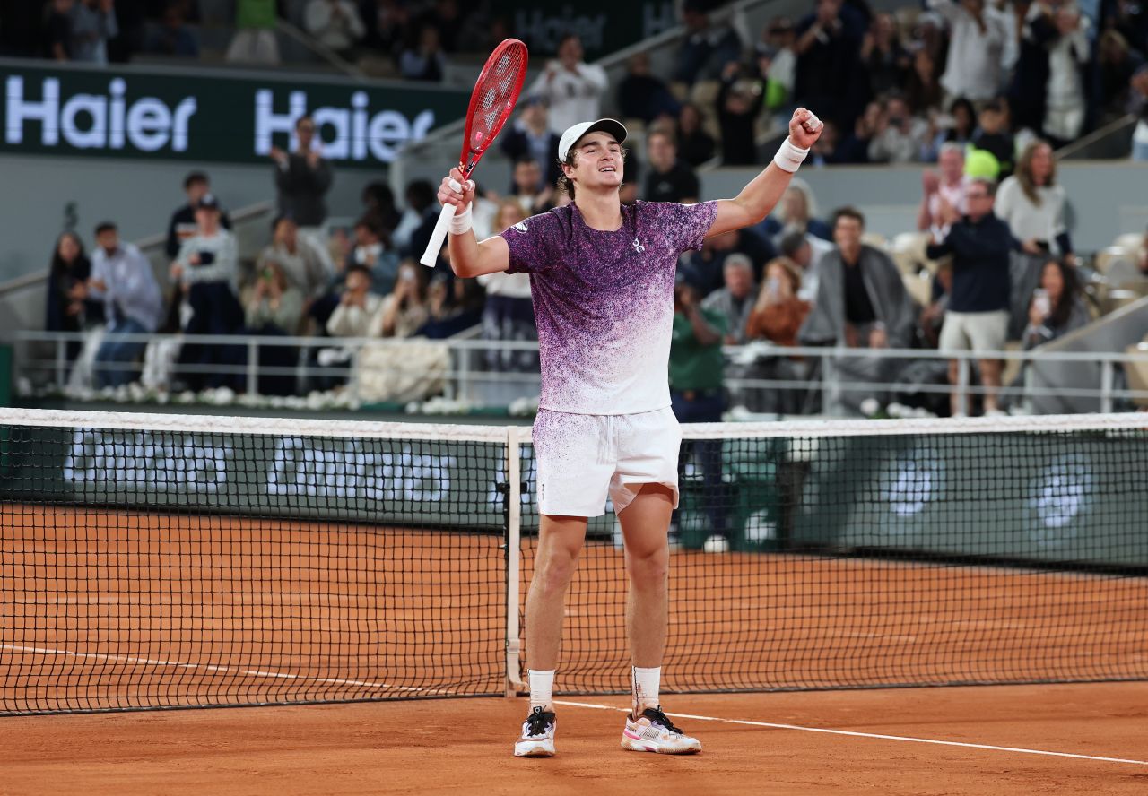 João Fonseca comemora após vitória sobre Casper Ruud em Roland Garros