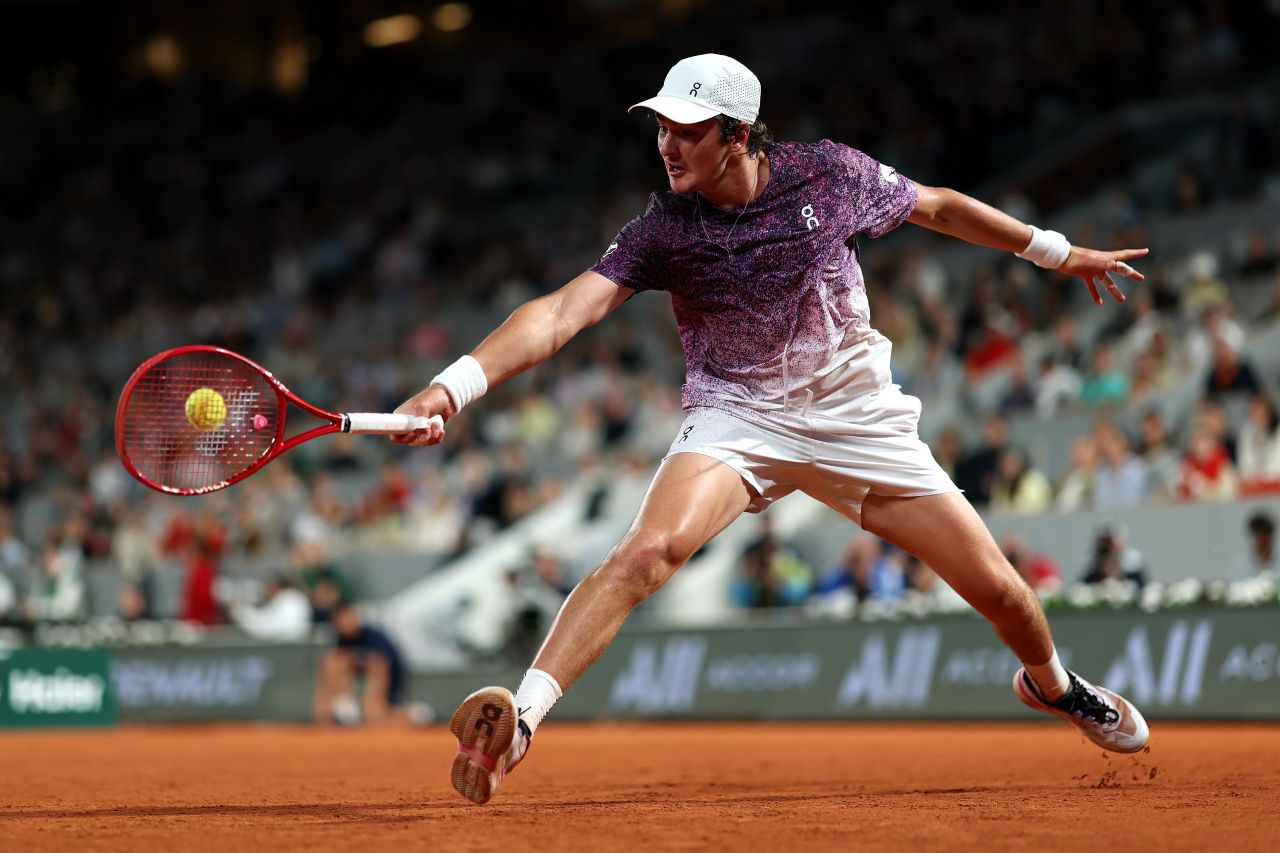 João Fonseca comemora vitória em Roland Garros