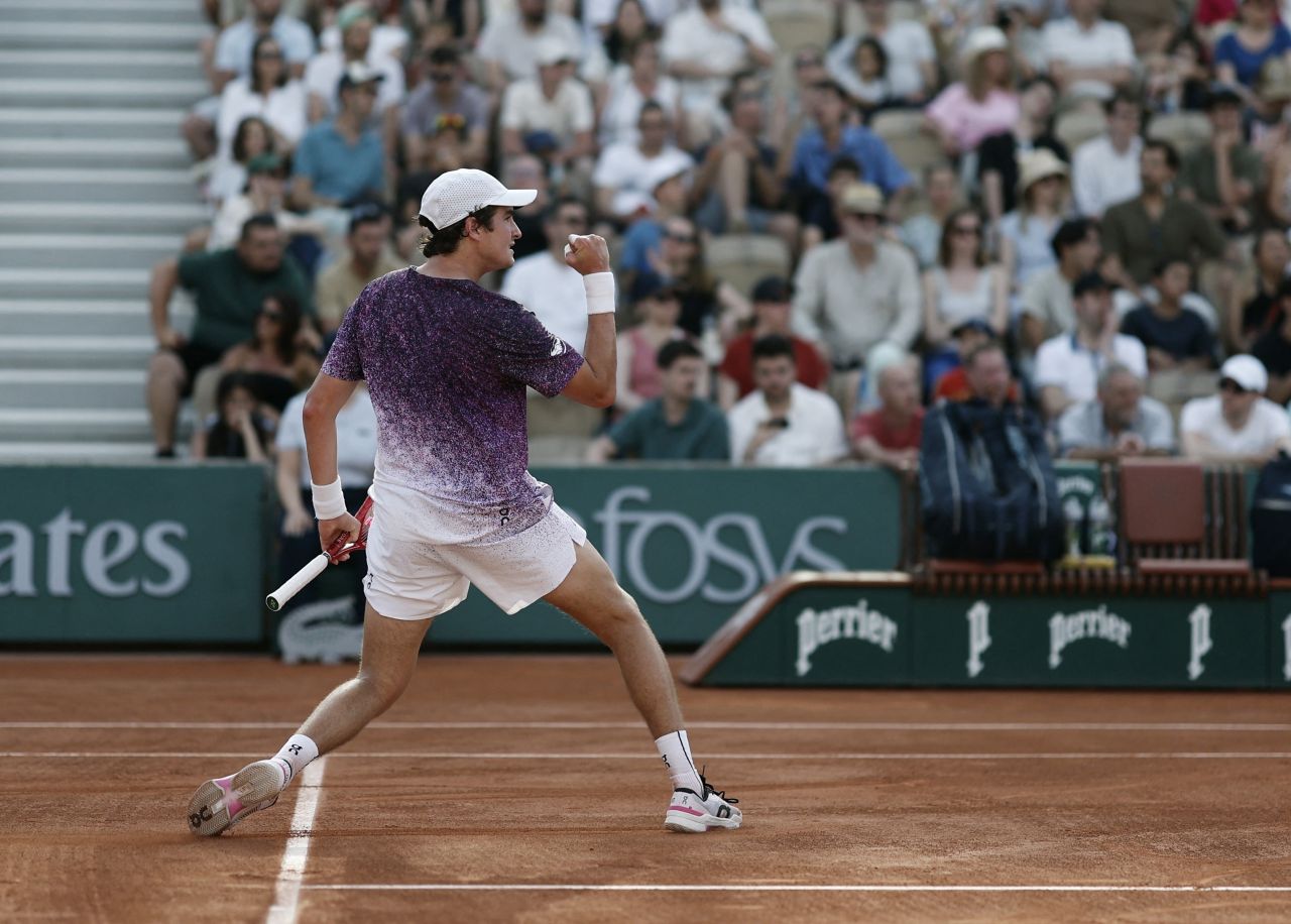 João Fonseca em ação na quadra de Roland Garros