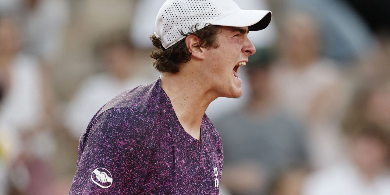 João Fonseca comemorando ponto em Roland Garros